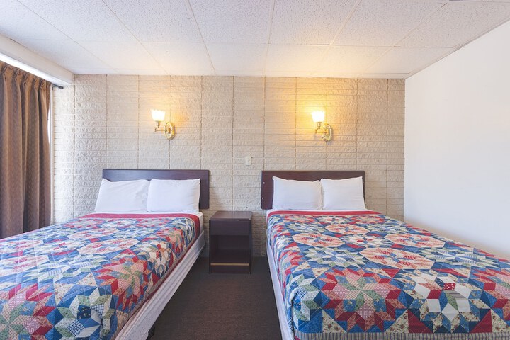 1 Queen Bed (22 of 26)