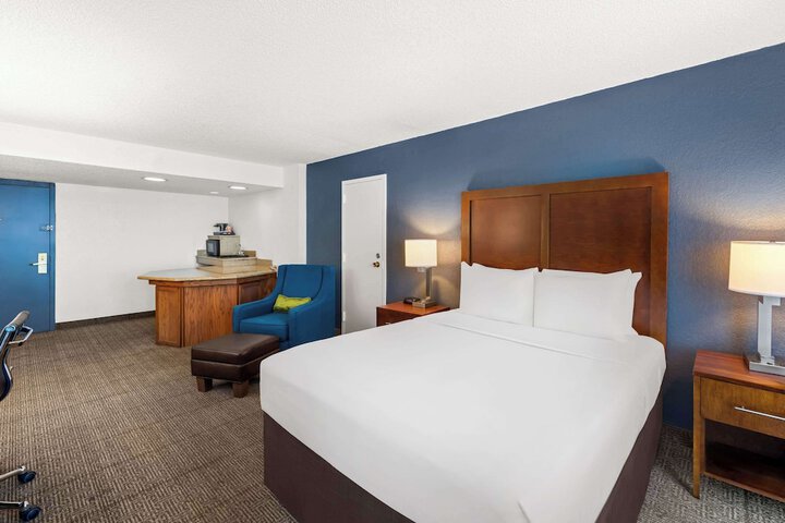 2 Queen Beds Accessible (9 of 10)