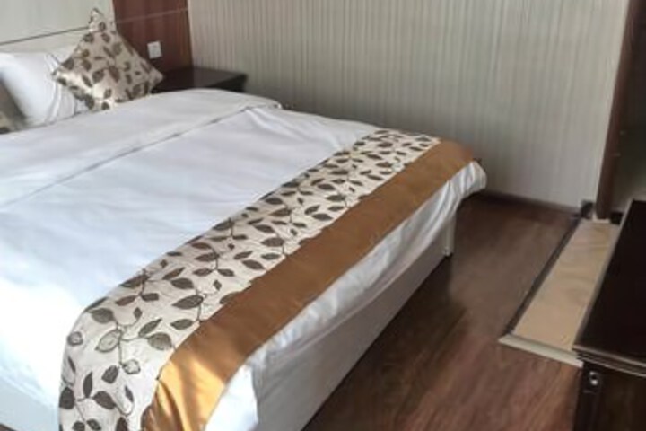 Room 5 of 8