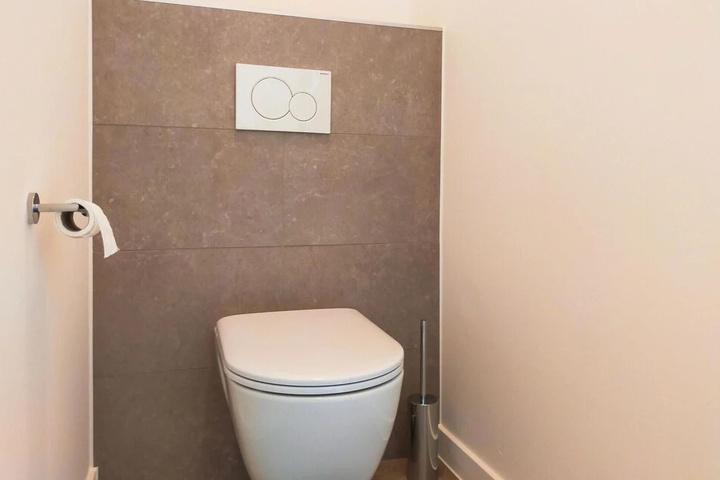Room 7 of 18
