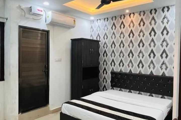 Room 2 of 8