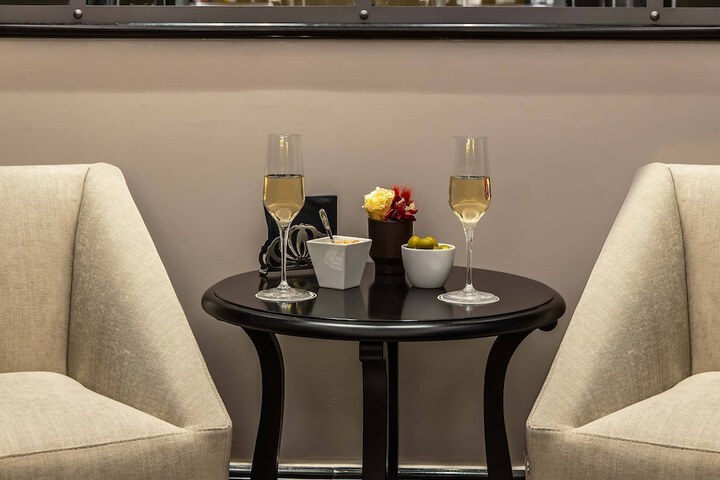 Lounge 72 of 78