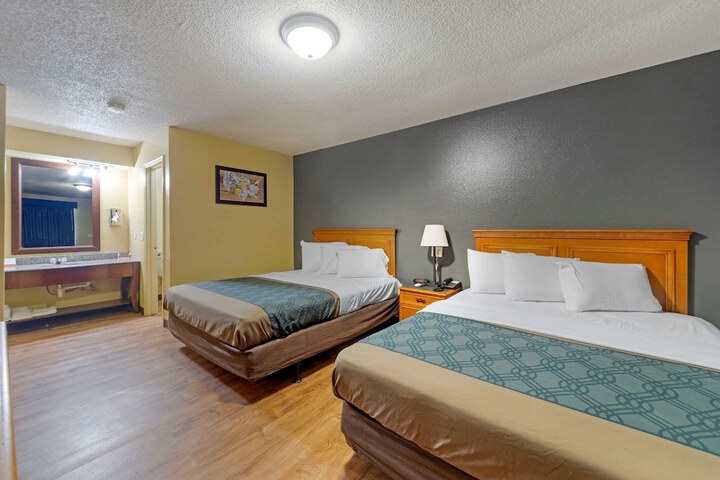 2 Queen Beds (9 of 12)