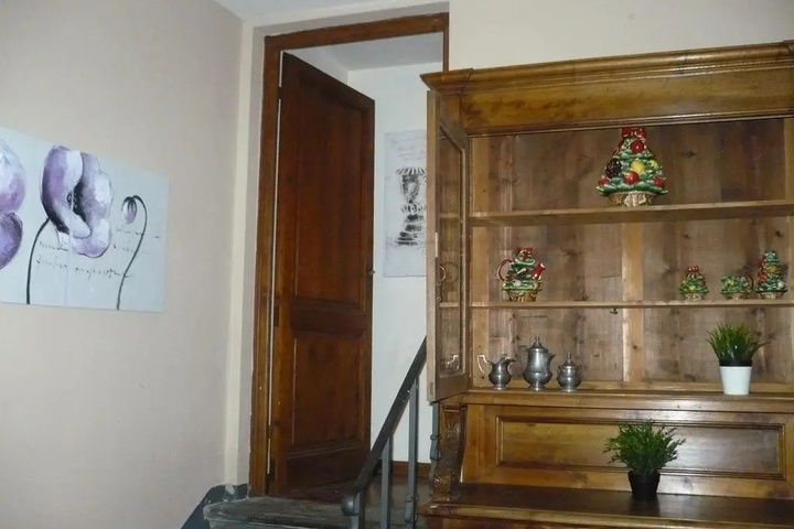 Room 8 of 11