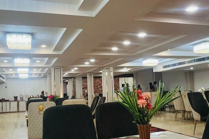 Ballroom/Hall 27 of 31
