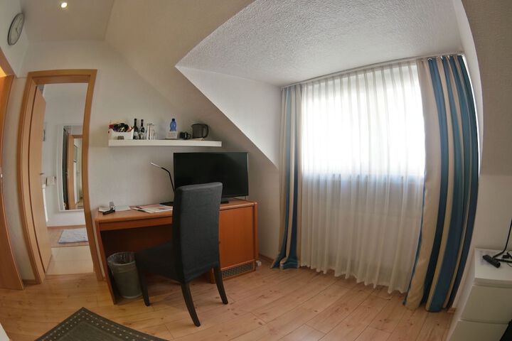 Room 9 of 30