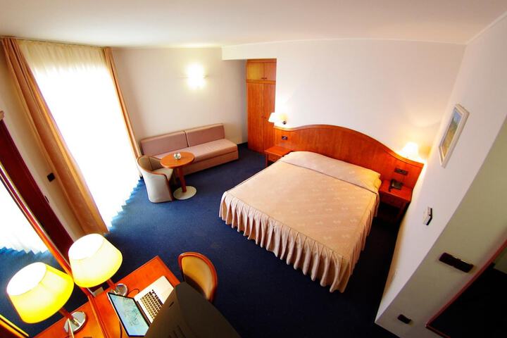 Room 10 of 66