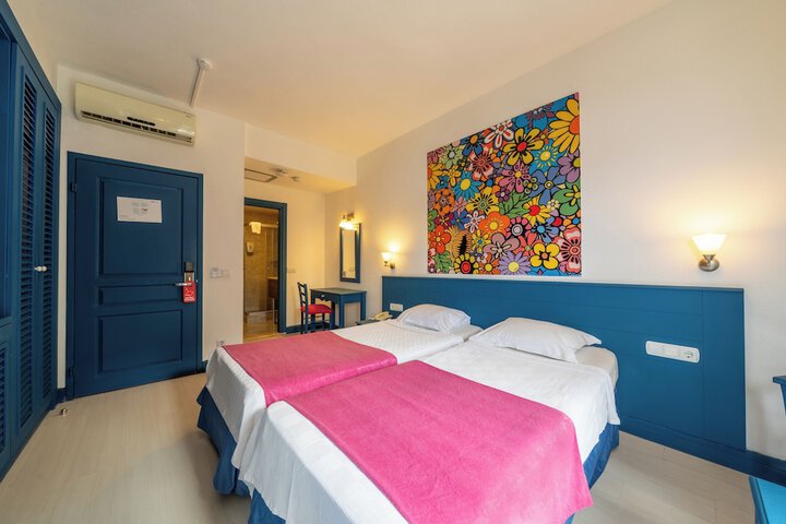 Room 5 of 104