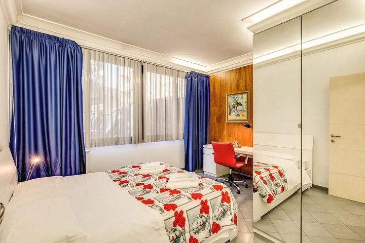 Room 4 of 12