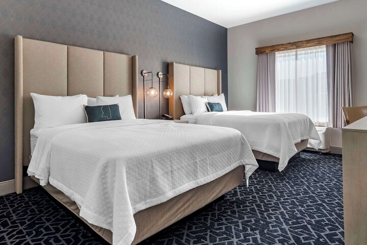 2 Queen Beds (10 of 12)