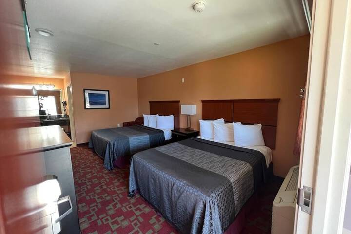 2 Queen Beds Beds (9 of 11)