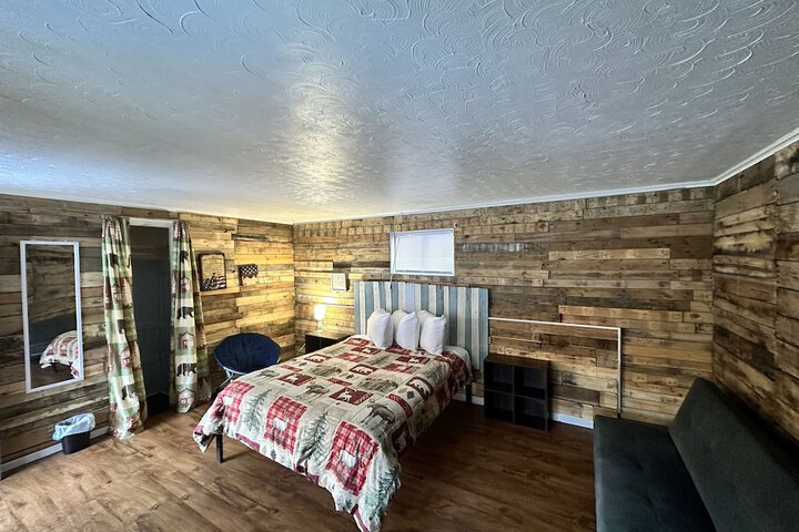 1 Queen Bed (8 of 24)