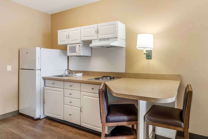 1 Queen Bed Kitchen (13 of 18)