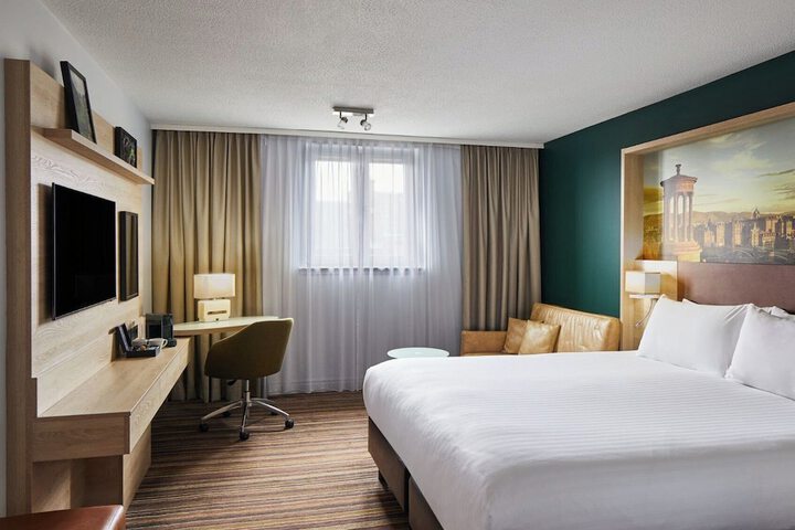 Room 32 of 68