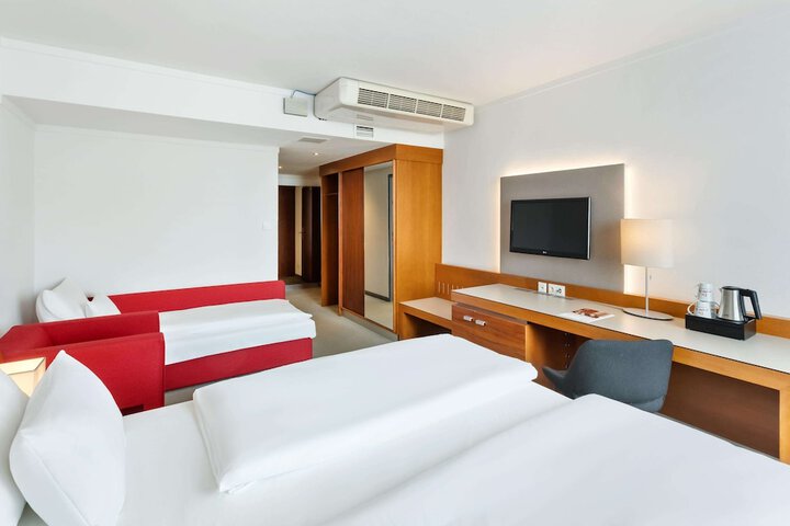 Room 17 of 106