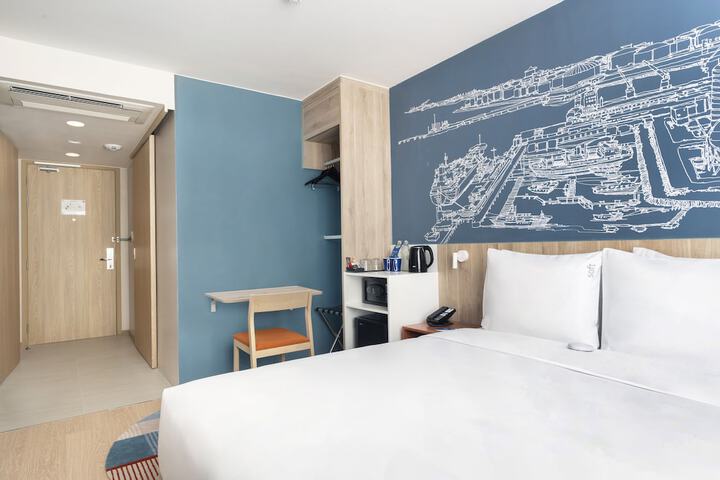 Room 4 of 62