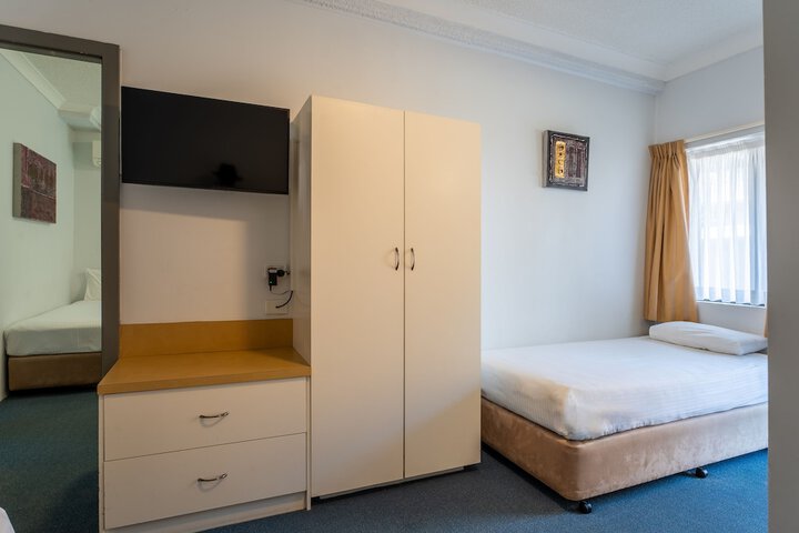 Room 32 of 66