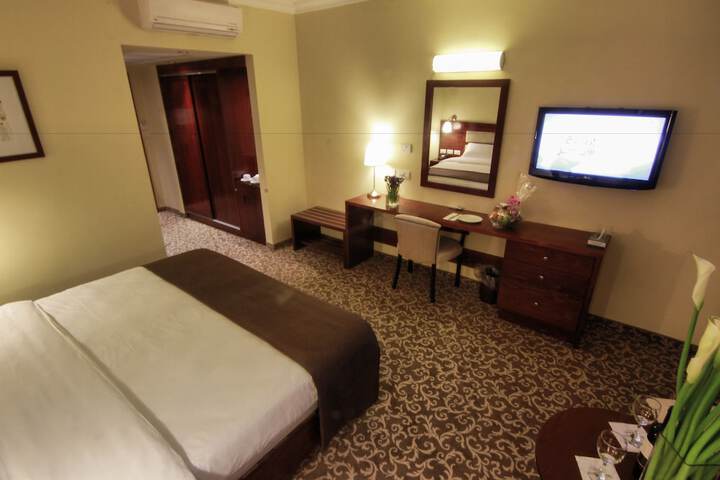 Room 6 of 42