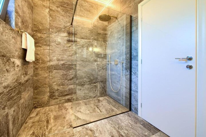 Room 28 of 46
