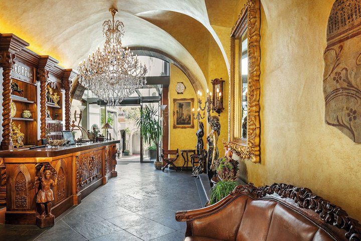 Entrance & Lobby