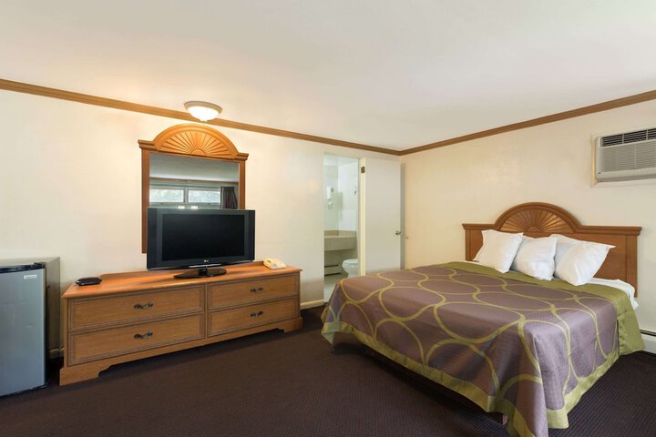 1 King Bed (4 of 7)