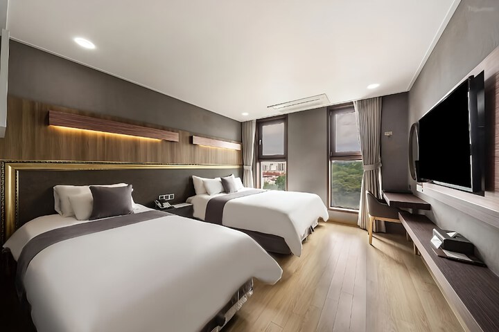 Room 4 of 42