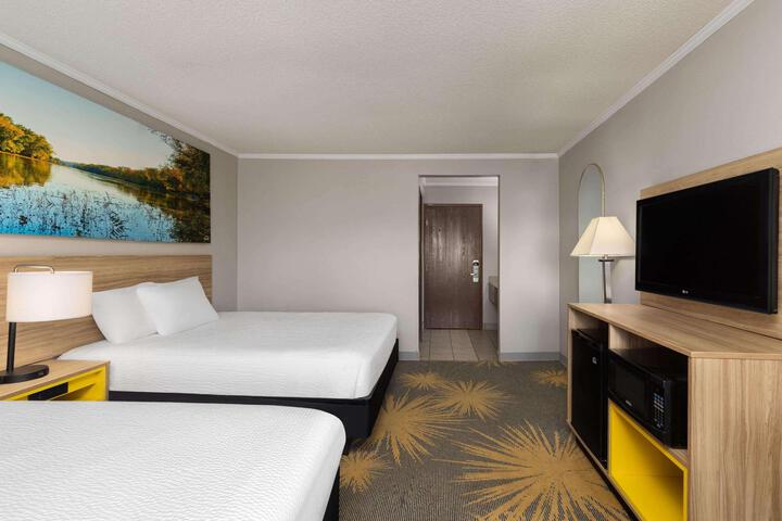 1 Queen Bed Accessible (12 of 19)