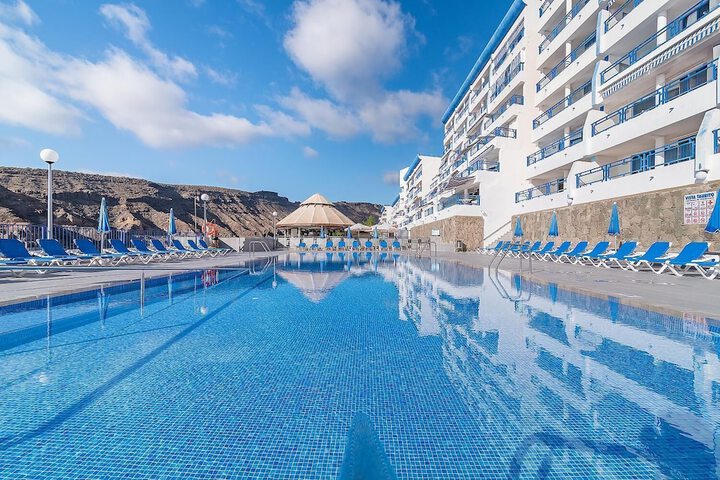 Hotel Pool