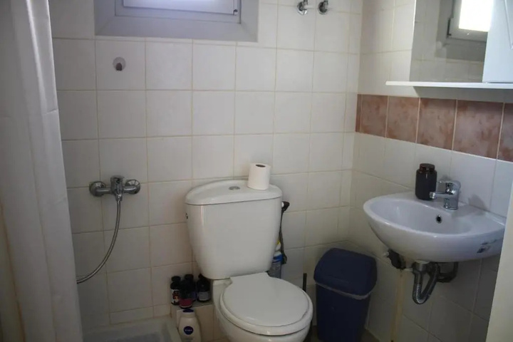Room 5 of 9