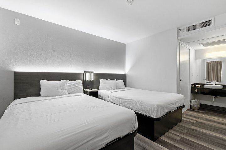 Deluxe Room 2 Double Beds Refrigerator (3 of 12)