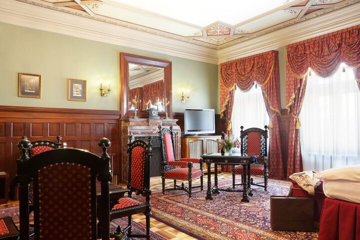 Room 9 of 100