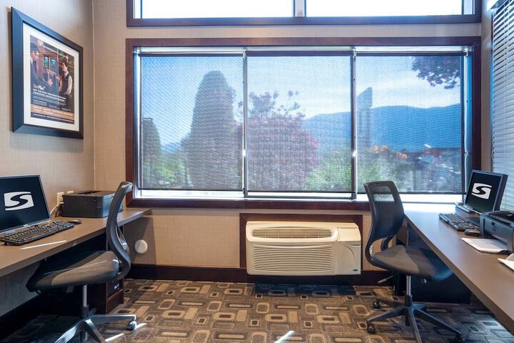 Business Center 33 of 34