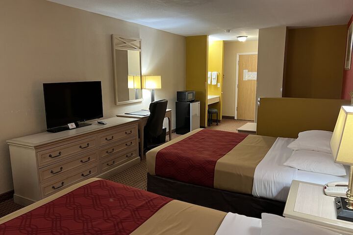 2 Queen Beds (4 of 13)