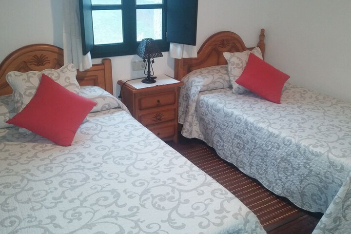 Room 2 of 65
