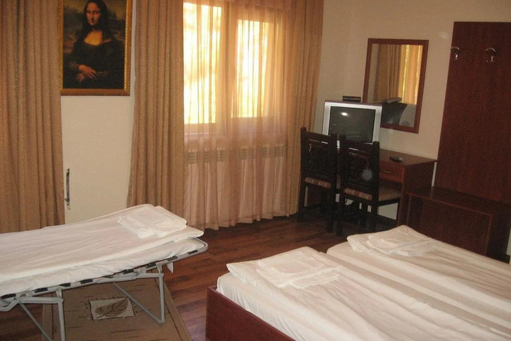 Room 4 of 12