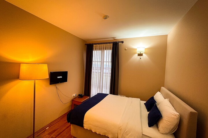 Room 7 of 18