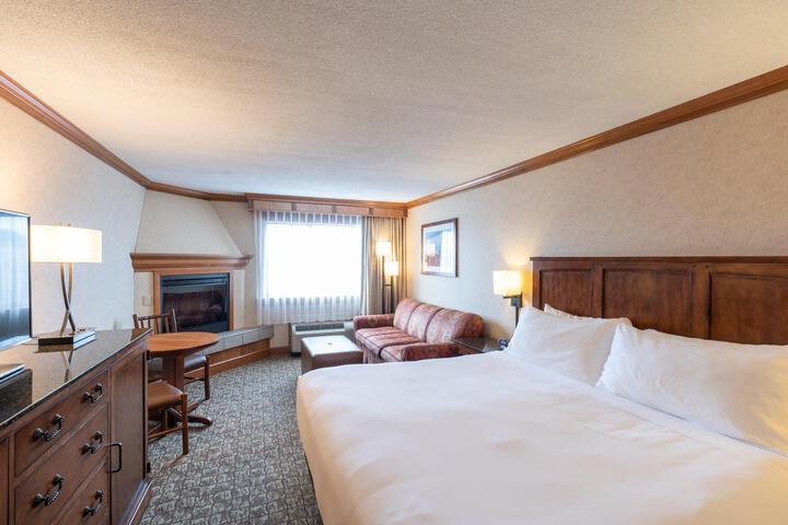 Standard King Bed Lake View Sofa (16 of 22)