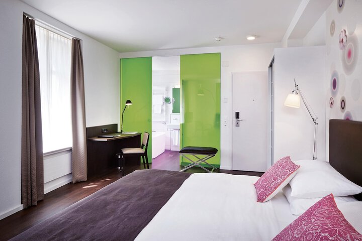 Room 44 of 77