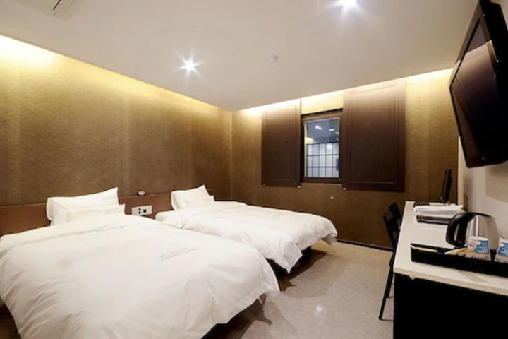 Room 9 of 32