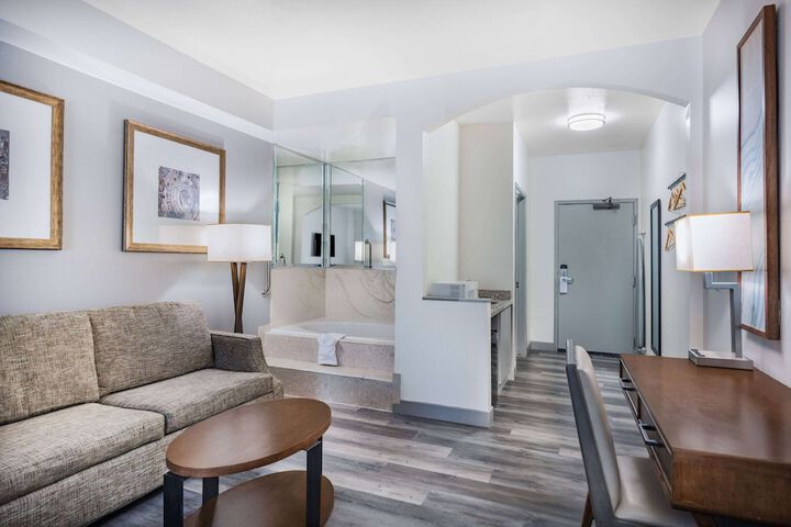 1 King Bed Suite (8 of 10)