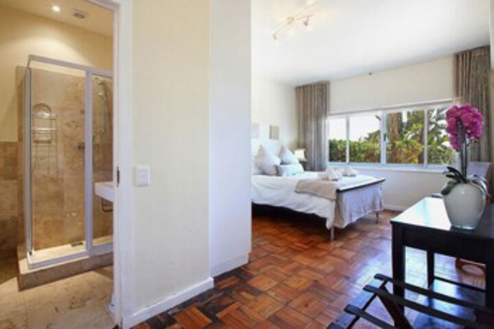 Room 4 of 16