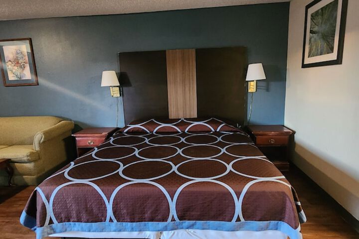 1 King Bed (4 of 5)