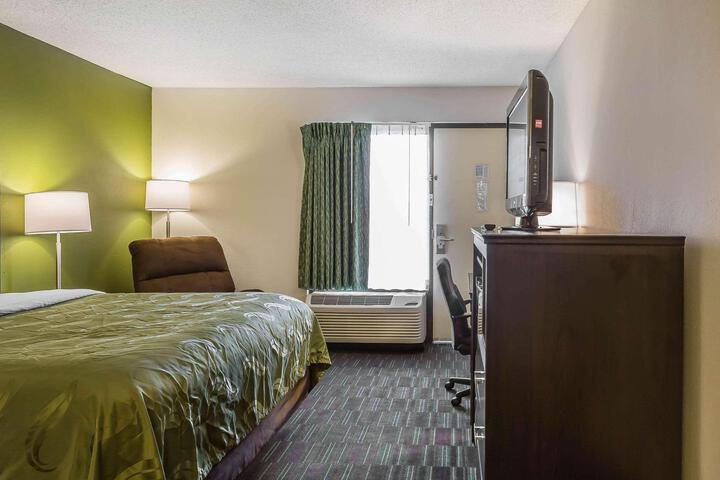 1 King Bed (2 of 21)