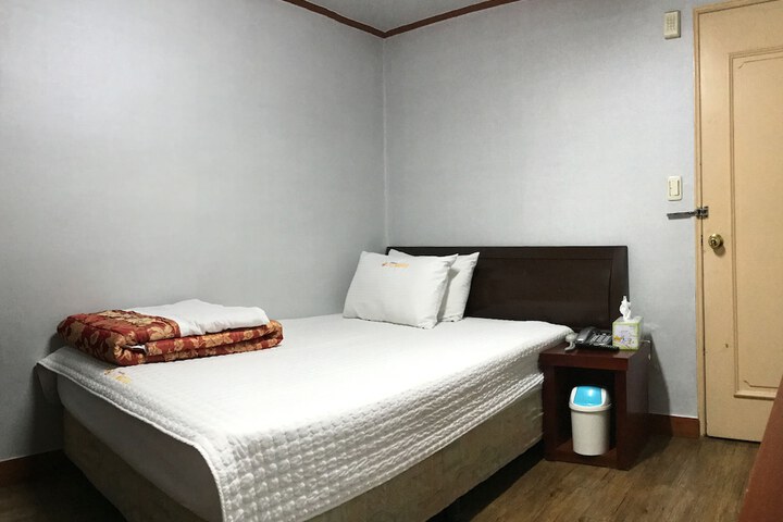 Room 13 of 22