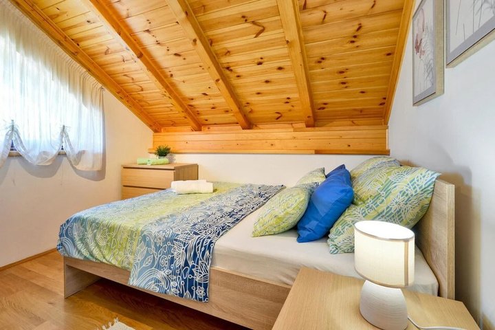 Room 4 of 18