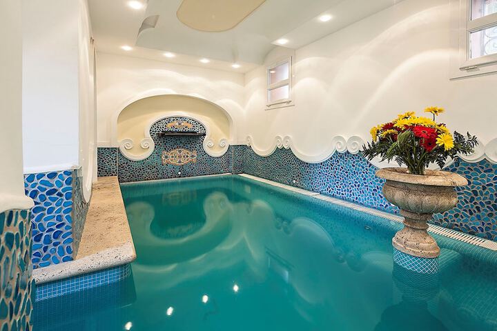 Hotel Pool