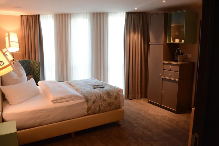 Room 6 of 9