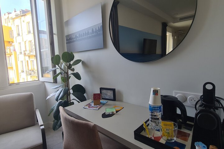 Room 6 of 118