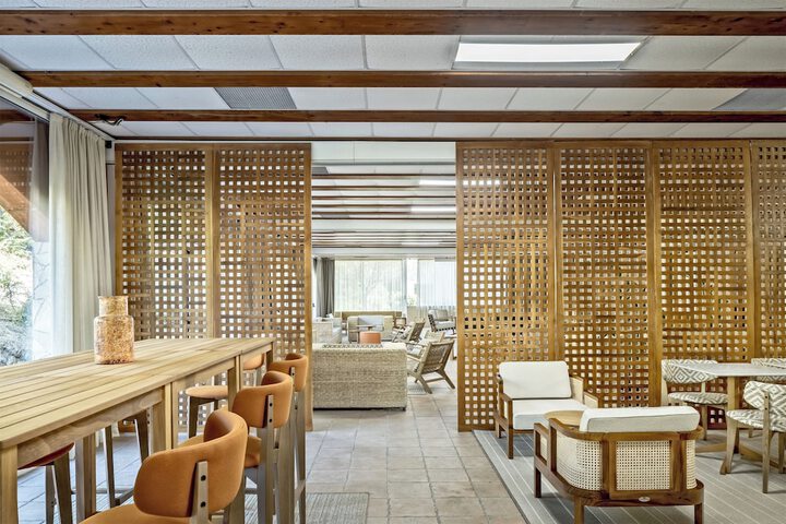 Lobby lounge