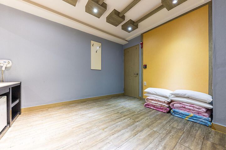 Room 15 of 52